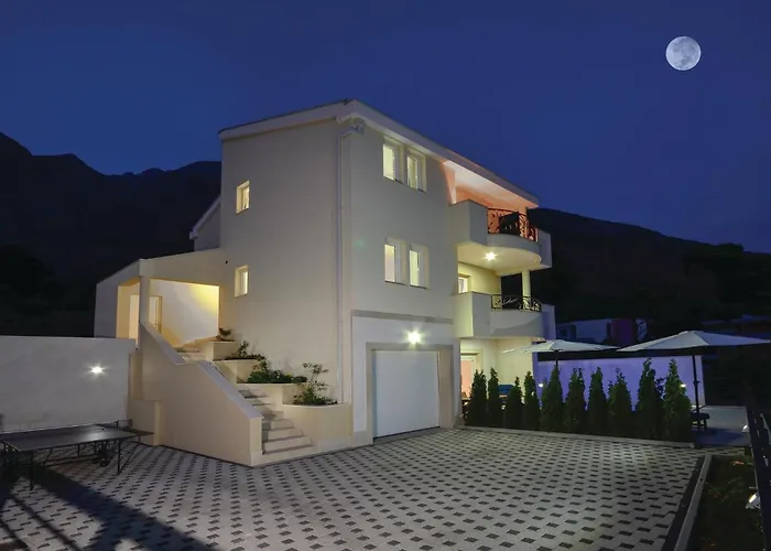 Gorgeous In Veliko Brdo * ماكارسكا